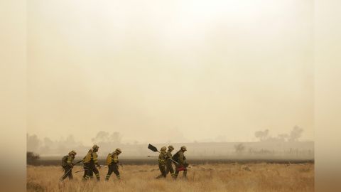 Varios bomberos intentan evitar que el fuego de Molezuelas se reactive, este jueves en Miambres, Len.