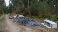 Muchos cables y un frigor�fico. Aspecto que presentaba ayer el vertedero situado en Petouto, en el monte de Vilela, en Mandi�.