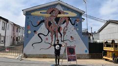 Davixino, de Burela, confeccionou o mural �A Polveira�, na Ronda de Fingoi.