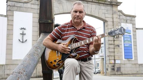 Rafael Castilla trabaj durante 44 aos en Navantia Ferrol; ahora, jubilado, recibe clases de guitarra elctrica