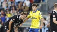 Stefan Bajcetic, con Marcos Alnso, en su visita a Bala�dos con el Las Palmas en el 2025.