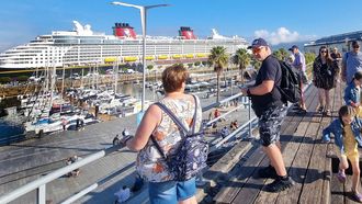 El Disney Dream, durante una de sus escalas en Vigo