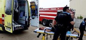 Ambulancias de distintas zonas acudieron al lugar de la tragedia para asistir a los heridos.