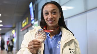 Ana Peleteiro, con la medalla conseguida en el Mundial de pista cubierta de Nanjing (China)