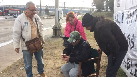 David Rom�n y V�ctor Calota junto a dos personas que se acercaron en muestra de apoyo