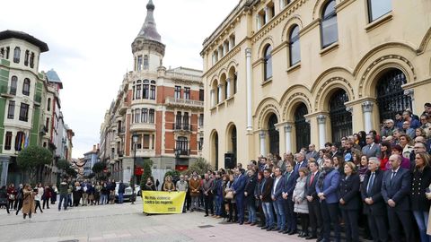 Los grupos parlamentarios de PSOE, PP, Ciudadanos, Podemos, IU y Foro han mostrado este mi�rcoles su  compromiso  con la erradicaci�n de la violencia machista a trav�s de una declaraci�n que no ha podido ser le�da en la c�mara ante el rechazo de Vox. Mientras se proced�a a la lectura del documento en la escalinata de la sede de Presidencia, en un acto que ha congregado a decenas de representantes p�blicos, los dos diputados de Vox han permanecido, junto a otros miembros de la formaci�n, en unos de los laterales del edificio institucional