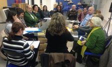 Carmen Fouces (de espalda), ayer, en la Casazul, reunida con los colectivos que integran Redeaxuda. 