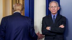 Donald Trump, de espaldas, abandona la sala de prensa de la Casa Blanca para dar paso al cient�fico responsable de la gesti�n de la epidemia, Anthony Fauci