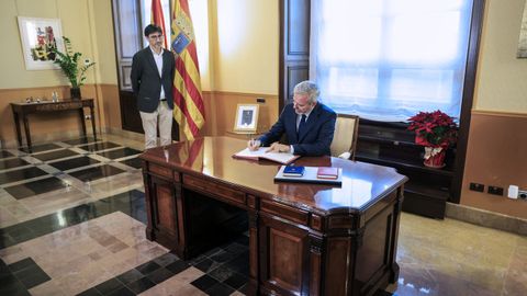 El presidente de Arag�n, Jorge Azc�n, firma el decreto de disoluci�n de las Cortes como paso previo a una convocatoria electoral. Azc�n ha confirmado finalmente el adelanto de las elecciones en la comunidad, que se celebrar�n el 8 de febrero, un a�o y tres meses antes de lo que corresponder�a.