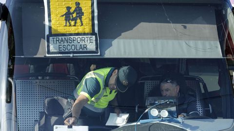 Un control de la Guardia Civil a un vehculo de transporte escolar (foto de archivo)