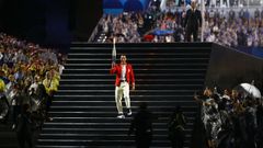 En im�genes | El emocionante momento en el que Nadal recibi� la antorcha ol�mpica de manos de Zidane