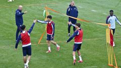 Futbolistas y cuerpo t�cnico del Celta Fortuna, en un entrenamiento.
