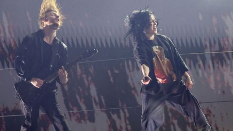 Billie Eilish, con Finneas O'Connell, interpreta �Happier than ever� luciendo camiseta en tributo al recientemente fallecido Taylor Hawkins, bater�a de Foo Fighters. 