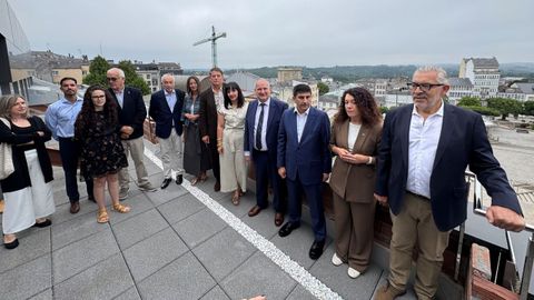 El ministro (tercero por la derecha), con cargos institucionales y del PSOE en la visita a la Casa do Concello