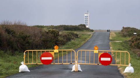 Accesos cortados al faro de Punta Frouxeira, en Meir�s (Valdovi�o)