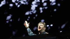 El disy�quey y productor franc�s David Guetta, en plena actuaci�n en la madrugada del domingo, en un concierto que el broche a la segunda edici�n del festival compostelano