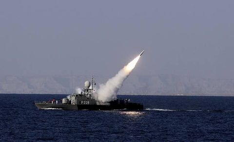 La Armada iran� lanza un misil de largo alcance con �xito