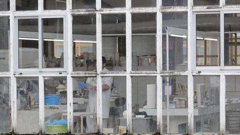 Los trabajadores de Sargadelos volvieron este miércoles en Cervo a sus puestos en la planta de producción