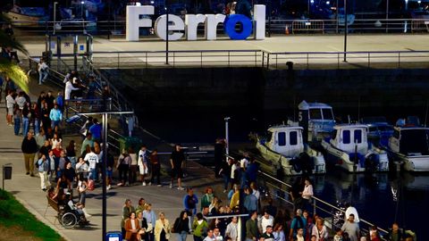 Gran afluencia de p�blico en el muelle, desplaz�ndose a zonas como el baluarte o la Malata para ver los fuegos.