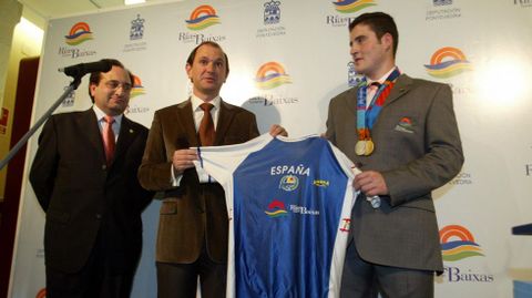 Firma del convenio entre el pirag�ista y el Patronato de Turismo de R�as Baixas (2005). 