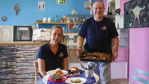 Beto y Pili, con algunos de los platos de la carta del nuevo mexicano de O Carballio