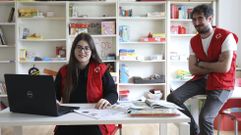 Cristina Cabarcos, voluntaria de Cruz Roja que da clase de refuerzo escolar, y Pablo M�ndez, t�cnico de juventud de Cruz Roja