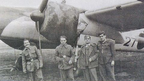 Soldados ante un avin en el aerdromo de Rozas en 1943