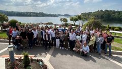 El homenajeado, Leo Berm�dez Fern�ndez (en el centro de la imagen con camisa blanca y pelo canoso), rodeado de gran parte de los trabajadores del Concello de Abegondo durante la comida que celebraron en el restaurante El Pantano con motivo de su jubliaci�n.