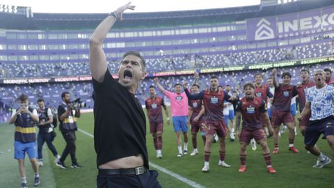 Hidalgo y la plantilla celebran el ascenso con los aficionados del D�por.