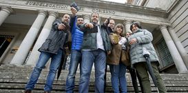 Funcionarios, algunos liberados sindicales, mostrando ayer sus carteras vac�as. 