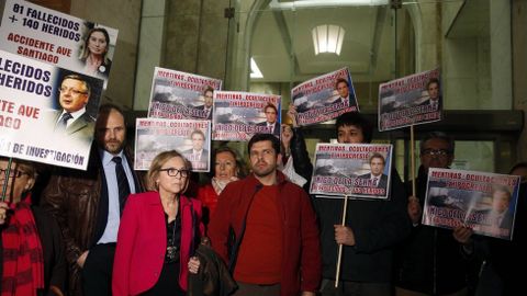 Miembros de la plataforma, tras reunirse con el ministro de Fomento, ��igo de la Serna