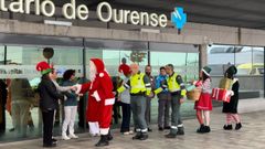 Pap� Noel lleg� acompa�ado de su s�quito de elfos y escoltado por la Guardia Civil al CHUO
