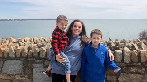 Sofía Cruz de paseo con dos de los niños