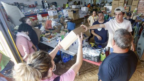 Voluntarios reparten alimentos en Picaña (Valencia)