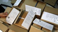 Cajas con las papeletas para las elecciones del domingo en el Concello de Ribeira