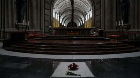 Flores sobre la tumba de Franco