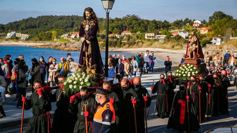 Los sonenses salieron a contemplar el paso de una procesin que parti de la iglesia parroquial para llegar a la capilla de A Atalaia.