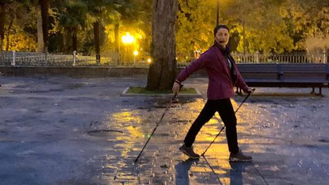 Isabel García muestra a las asistentes del taller de marcha nórdica la postura que el cuerpo debe adpotar al caminar