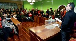 El alcalde se dirige al p�blico, que abarrot� el sal�n de plenos, en la sesi�n celebrada el jueves.