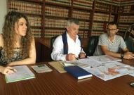 Estefan�a Canosa, Jos� Bello y Andr�s Eir�s, ayer, en el concello. 