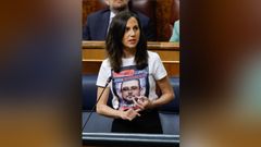 La ministra de Asuntos Sociales, Ione Belarra, intervino en la sesi�n de control�con una camiseta�con el rostro del hermano de Isabel D�az Ayuso