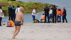 Equipos de emergencia intentando reanimar a la mujer