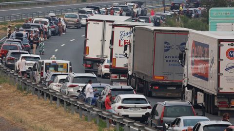Autovía cortada por las llamas el 14 de agosto por un incendio en la zona de A Gudiña (Ourense),