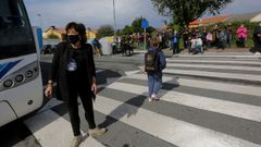 La directora, el viernes, a la salida del colegio de Mera, con un grupo de padres, al fondo, mostr�ndole su apoyo