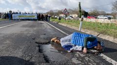 Una mujer se tir� al suelo para mostrar la anchura de un bache en la N-540 en Lugo