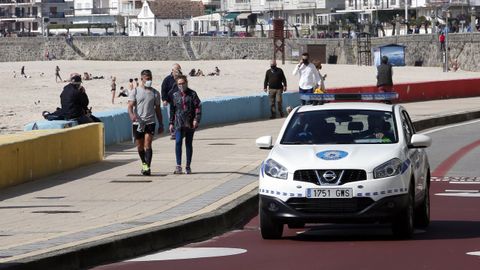 Un veh�culo de la Polic�a Local de Sanxenxo, en una imagen de archivo, patrullando por el paseo de Silgar.