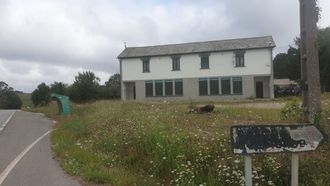 Edificio de la antigua escuela de Creente (Pastoriza),  que est� situada junto a la carretera LU-122 y que se restaur� para viviendas. Una est� habitada, y la otra lo estar� pr�ximamente