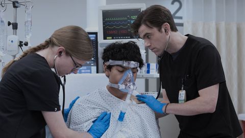 Los actores de �The Pitt� fueron instruidos en medicina antes del rodaje.