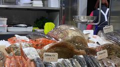 Foto de archivo de pescader�as en la plaza de Abastos de Santiago, donde a mediados de marzo se vend�a a menor precio del habitual
