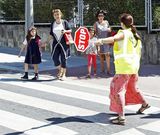 La estampa de los controladores en los pasos de cebra se ha convertido en habitual en la ciudad. 